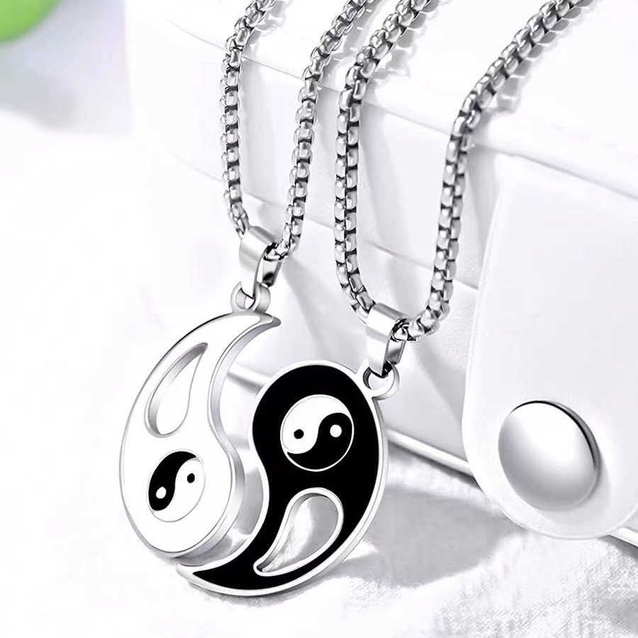 Collar de Yin y Yang moderno