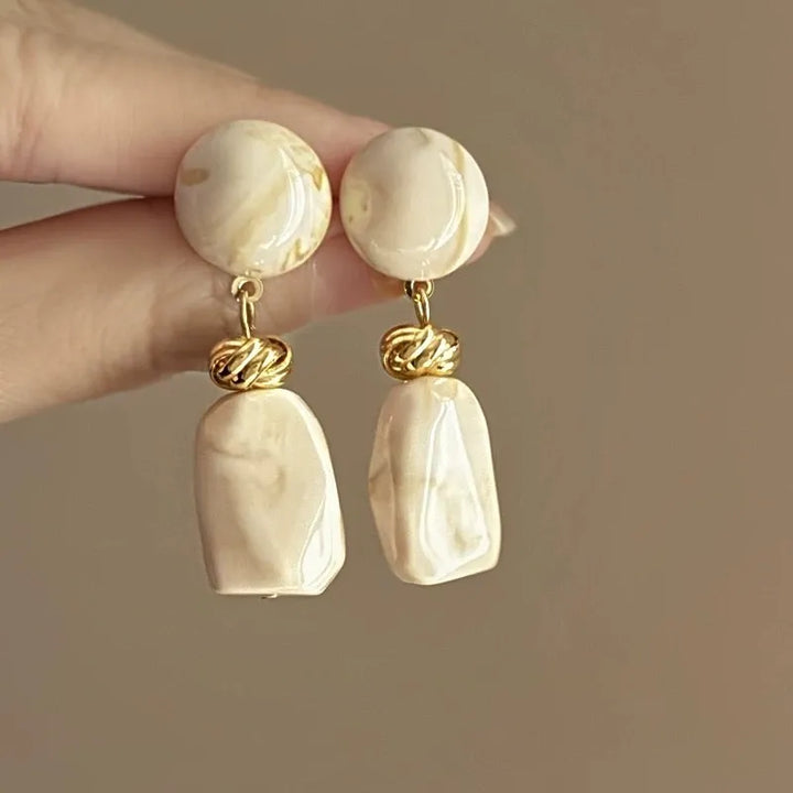 Aretes largos retro de acrílico