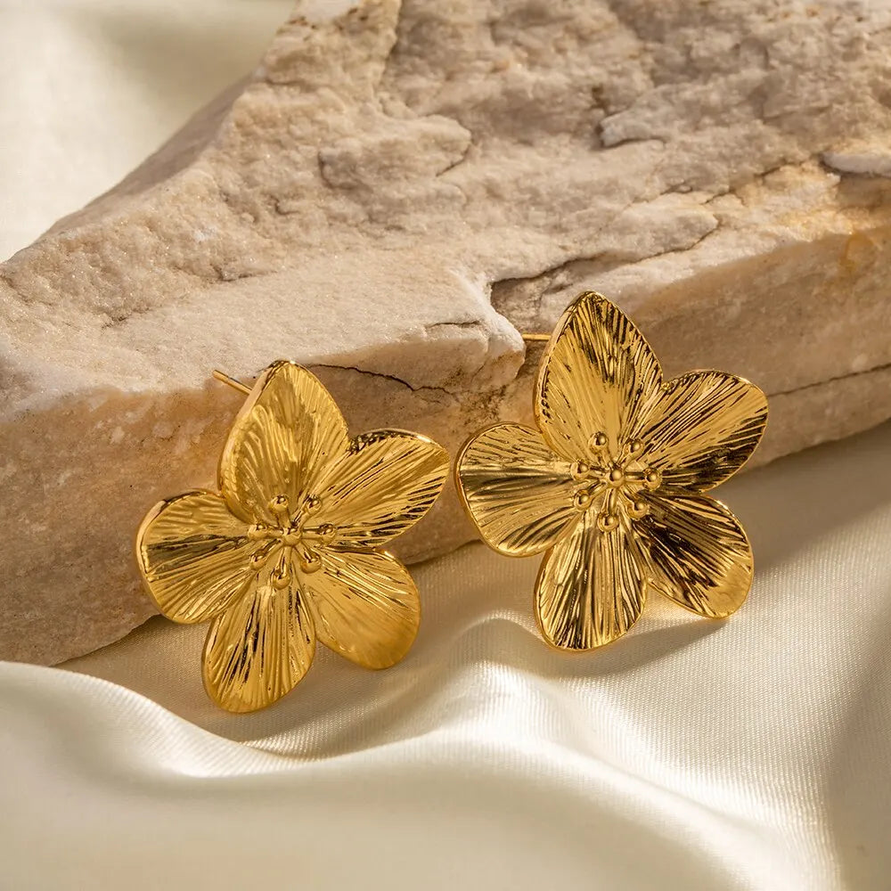Pendientes de flor dorada con pistilo